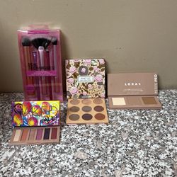 Bundle Of Cosmetic And Brushes Lo