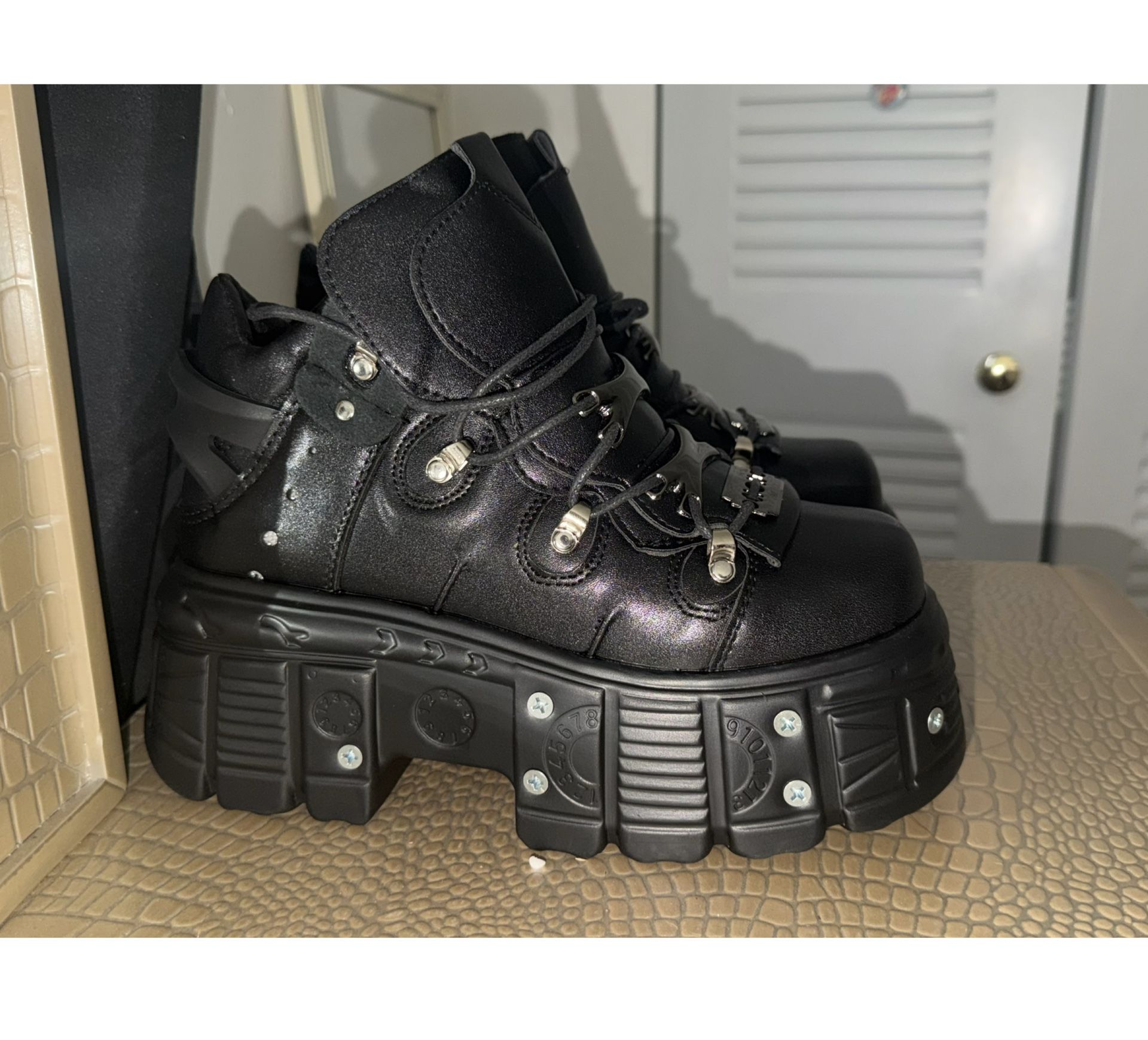 BRAND NEW WOMEN PLATFORM BOOTS