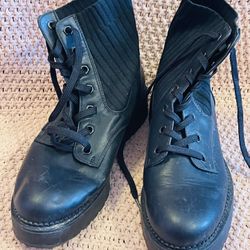 Women’s black boots 8.5- used - LOT A