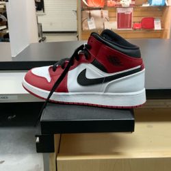 Jordan 1 Mid Chicago 