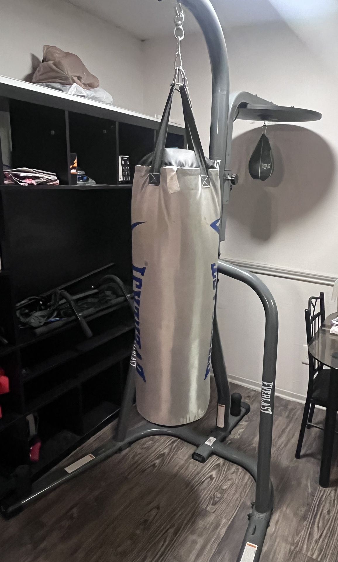 Costal de Boxeo y su base. (punching bag and his base)