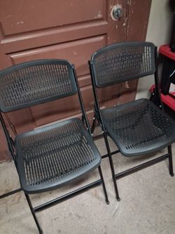 2 matching folding chairs