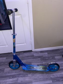 Razor A5 Lux Kick Scooter 