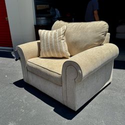 ASHLEY OVERSIZE LIVINGROOM CHAIR