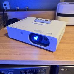 HDMI 4000 lumens Panasonic movie TV video projector