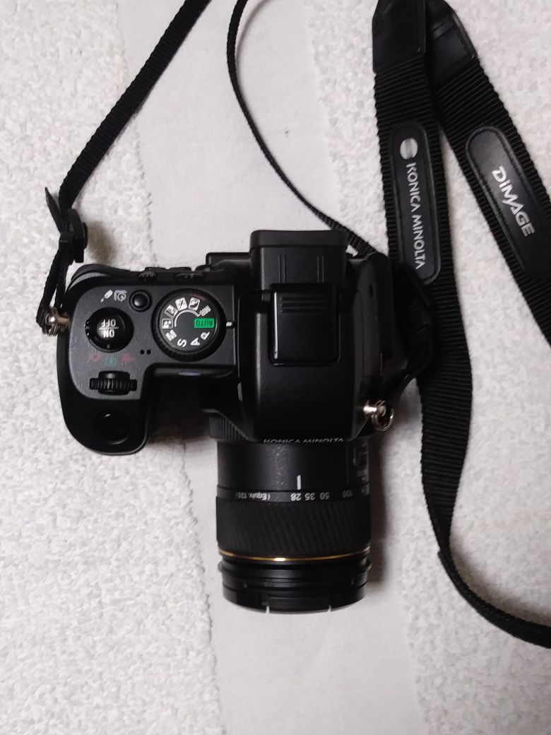 KONICA MINOLTA DIMAGE A200 8mp 35 mm digital camera bundle