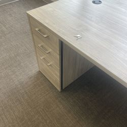 Desk W Key 