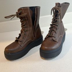 Women’s 7.5 Designer Zip Up Heeled Boots