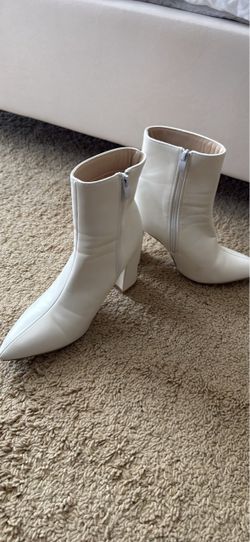 Women’s white boots size 10
