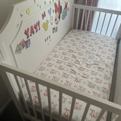 Crib + Mattress + Mattress protector + Fitted Sheet 