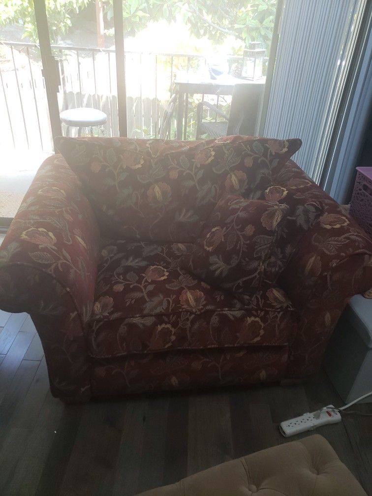 Comfy Chair with Matching Pillows!