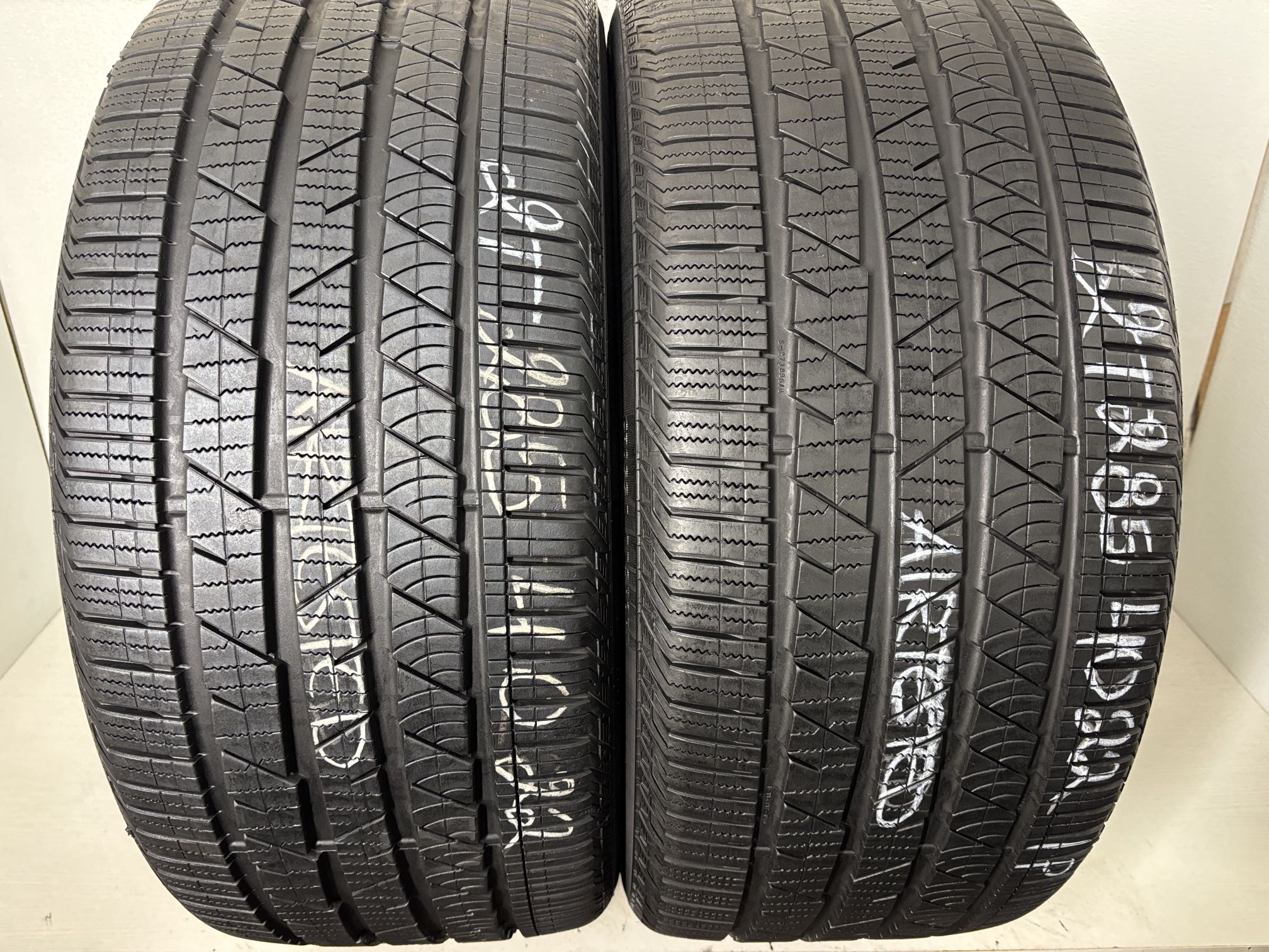 2 Tires 285 40 22 Continental Crosscontact Lx Sport Like New