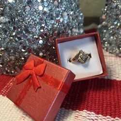 Women’s Gold Diamond Ring 