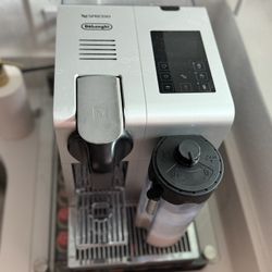 Nespresso Coffee Machine + Capsule Organizer – Excellent Condition