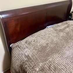 Bedframe Queen Size 