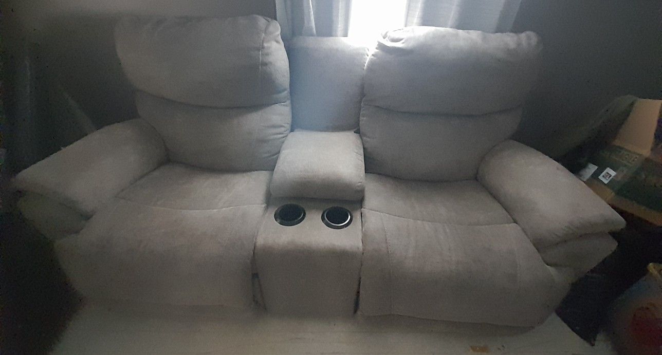 Basically Brand New Lazy Boy Electric Recliner Loveseat With Middle Console 