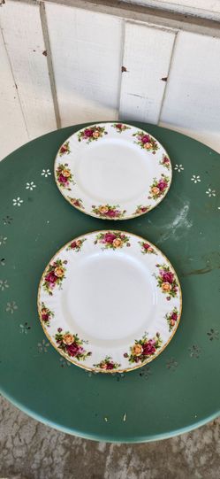 2 Vintage 1962 Royal Albert "Old Country Rose" Dinner Plates 🌹