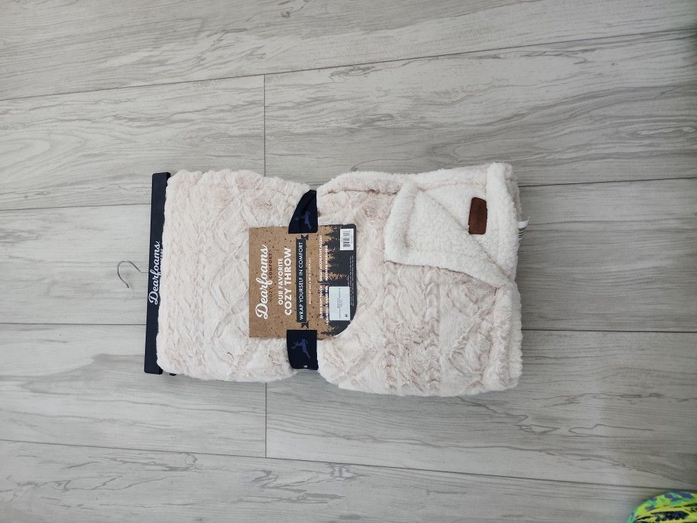 Dearfoam Cozy Throw Blanket for Sale in Sacramento CA OfferUp