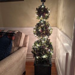 EXCELLENT LIKE NEW CONDITION 52"TALL LIGHTED TOPIARY WITH FLEUR-DE-LIS FINIAL IN CROSSBUCK WOOD BOX