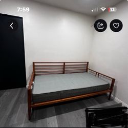 Twin Daybed With matress