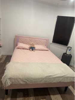 Led queen size bed frame (new in 📦)