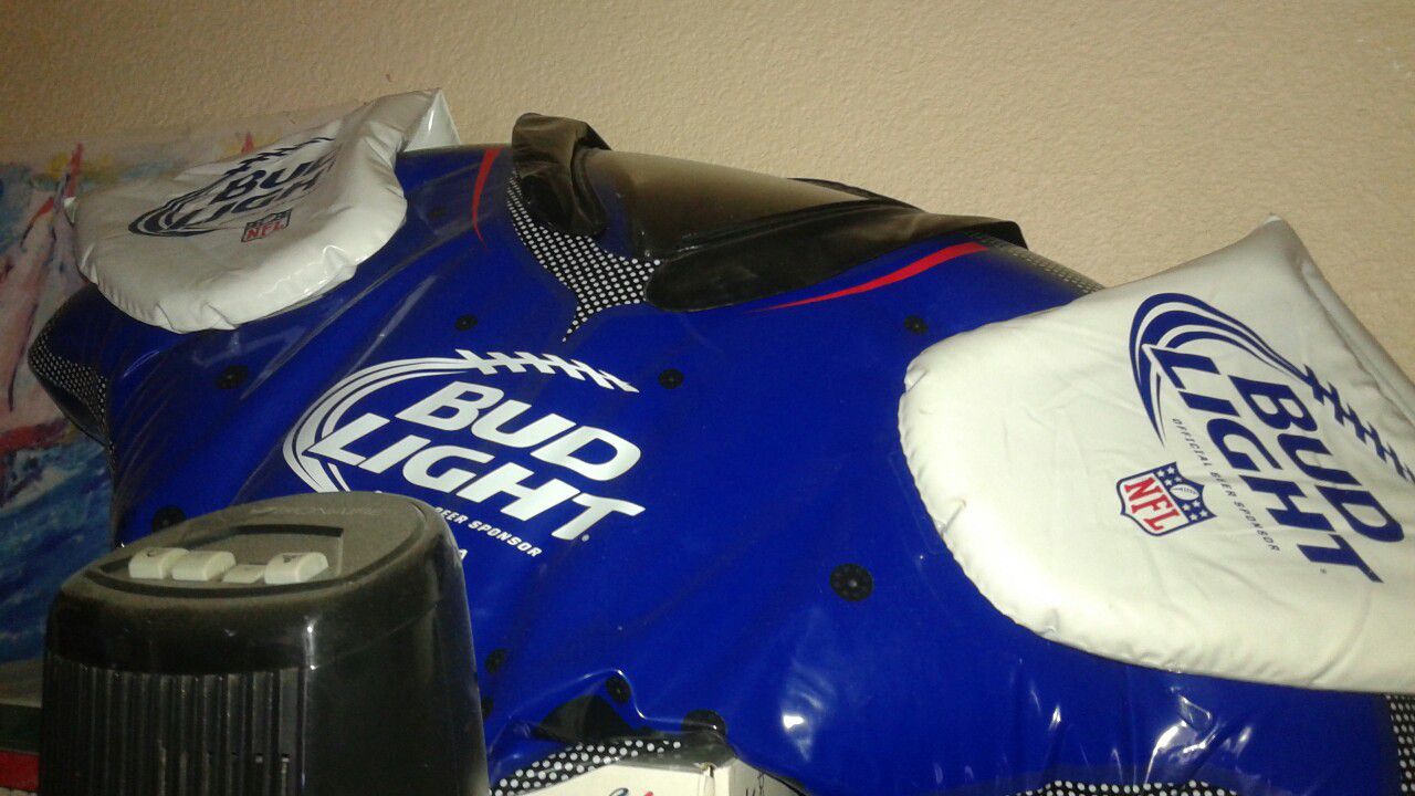 Berucht blouse pack Bud Light NFL inflatable shoulder for Sale in Las Vegas, NV - OfferUp