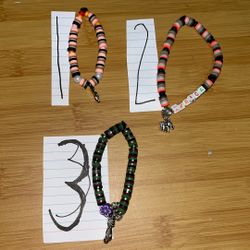 Neutral Colored Singular Bracelets 