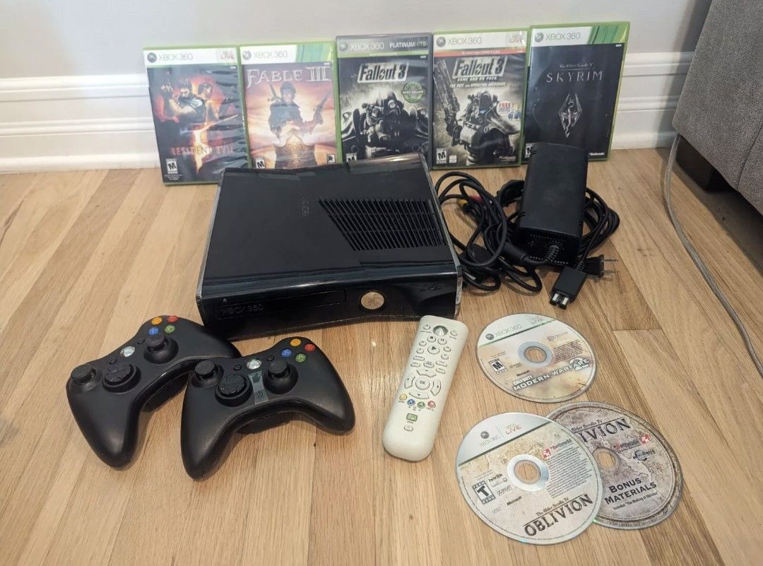 Microsoft Xbox 360 S Slim Console Model 1439 250GB w/ Controller + Cords + Games