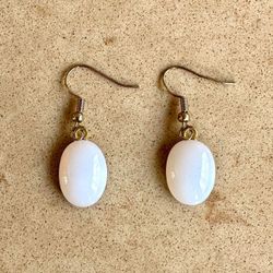 🤍 Pretty vintage white & gold tone oval charm earrings