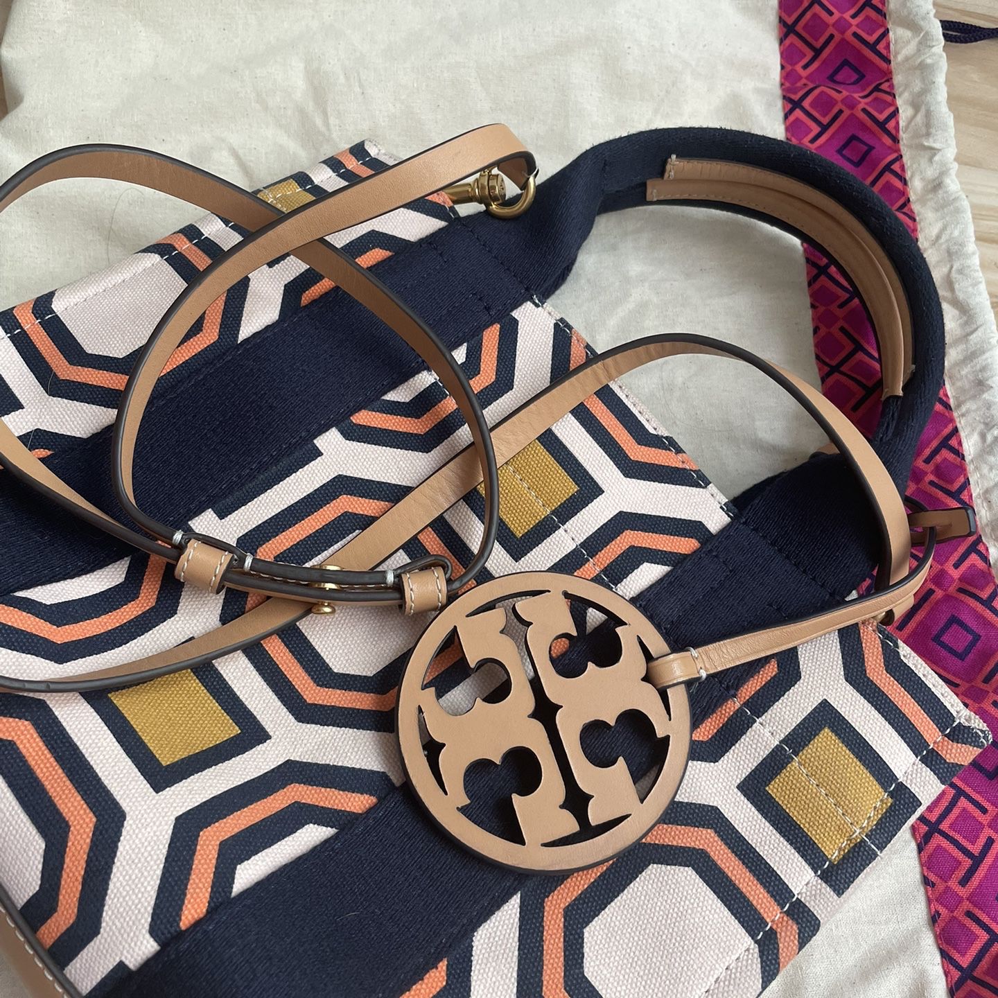 TORY BURCH EMERSON LARGE ZIP TOTE- NAVY BLUE AUTHETIC for Sale in Los  Angeles, CA - OfferUp