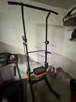 Free standing pull up bar
