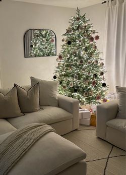 Grand Duchess Christmas tree 7.5 feet like new