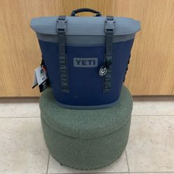 YETI HOPPER M12 BACKPACK COOLER NAVY.