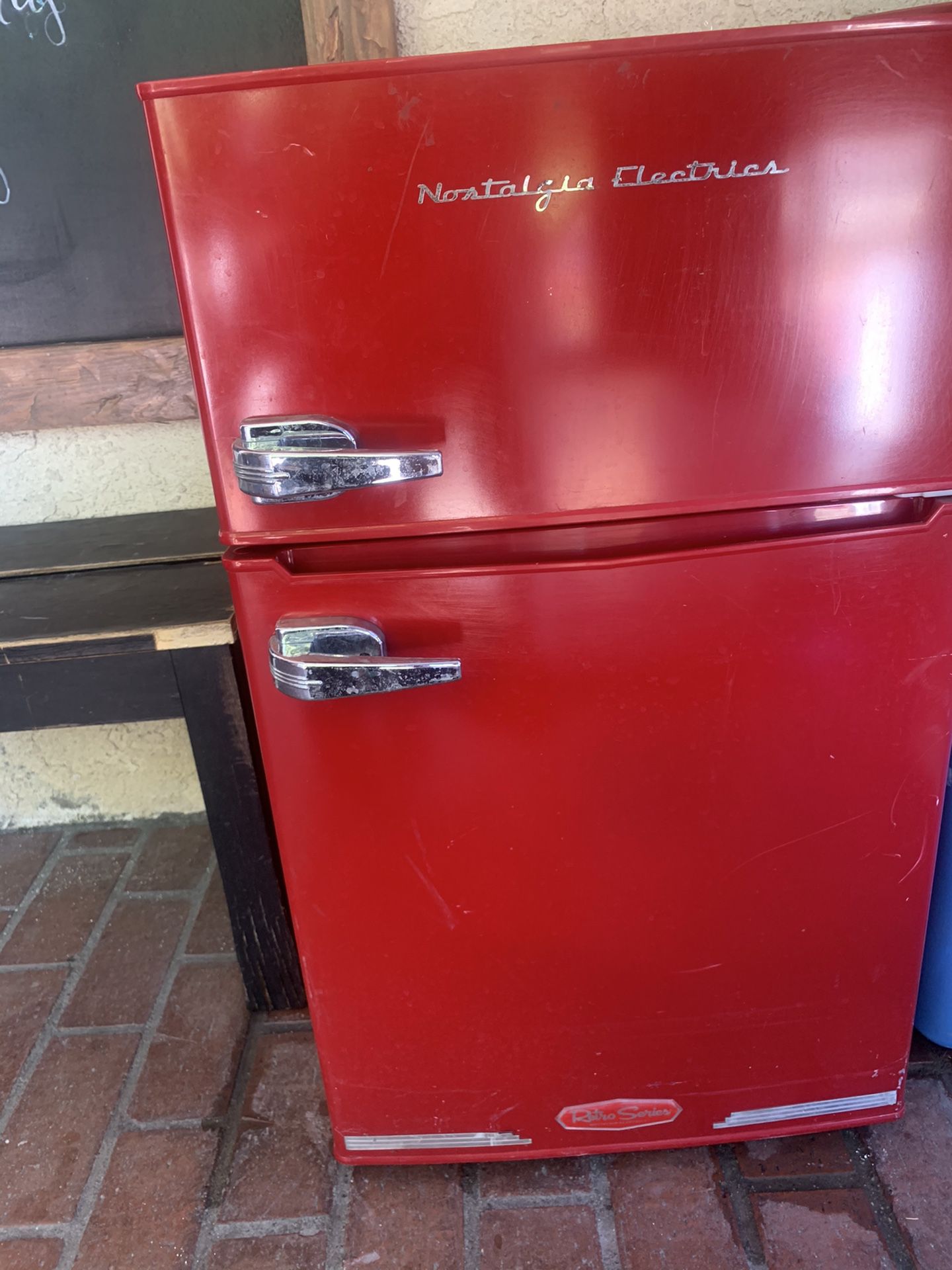 Red retro series nostalgia electrics mini fridge refrigerator turns on but doesn’t cool