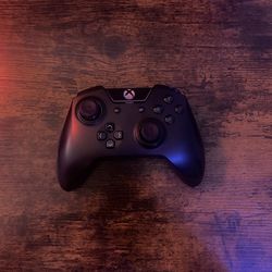 Razer Wolverine Ultimate Chroma- Fully Customizable Gamepad Controller - Interchangeable Analog Sticks & Dpad - Compatible with Xbox One, PC 