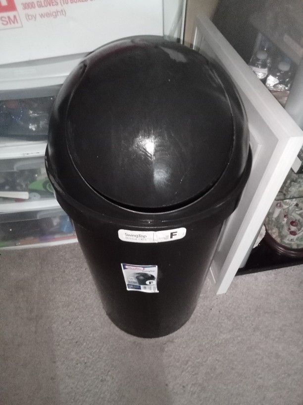 Very Nice Swingtop Kitchen Trash Can