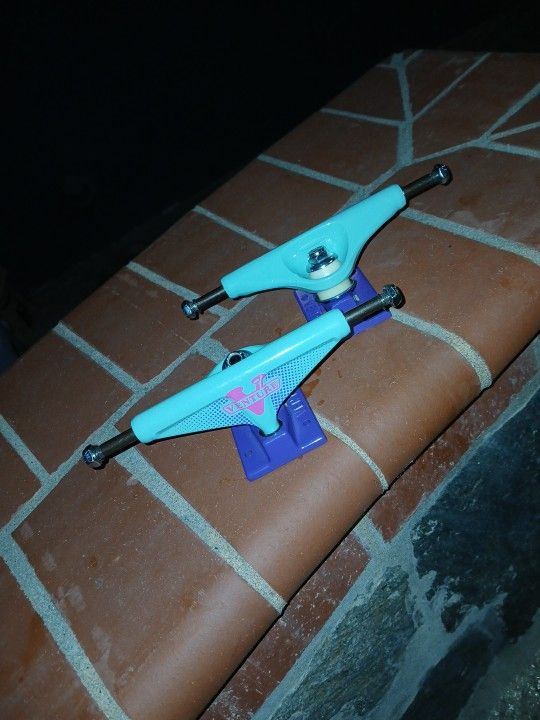 Venture " Get rad" Seafoam 5.25 Wide Skateboard Trucks+ Underground 53 Mm Wheels...both New..new...$60 Firm