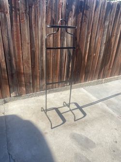 Stand to hang clothes
