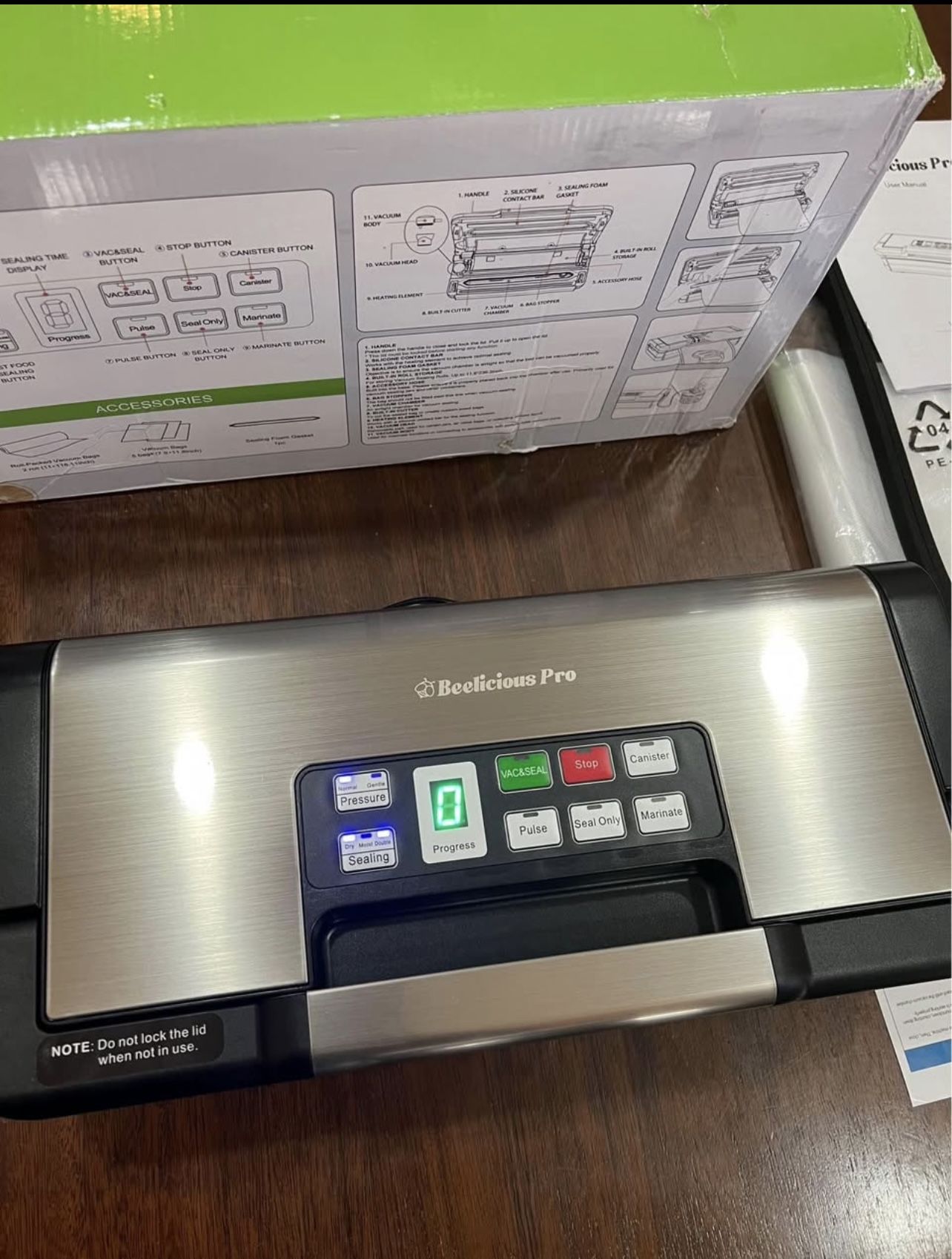 Vacuum food sealing machine