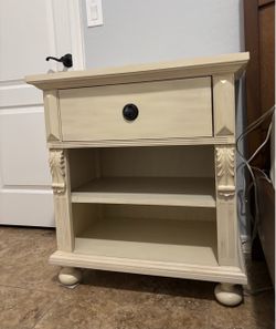 Tommy Bedside table