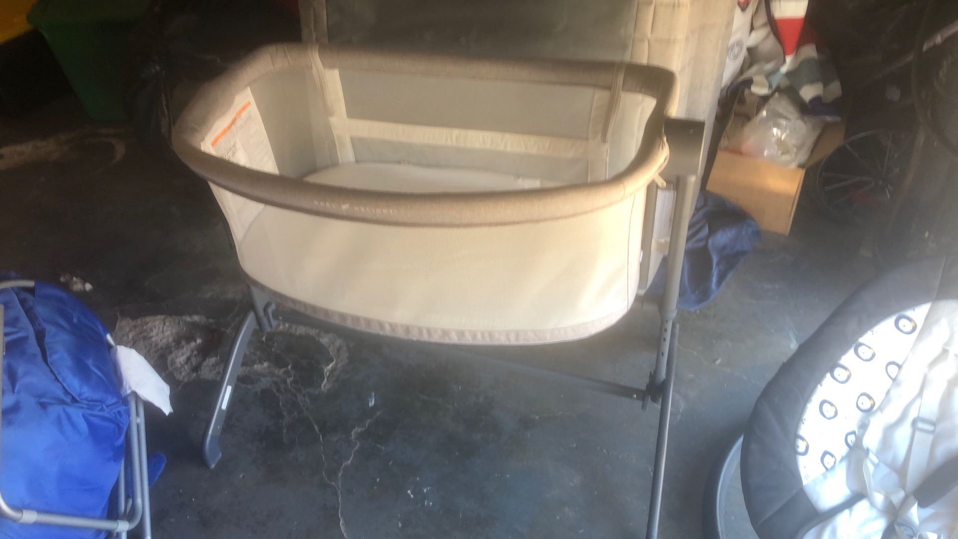 Baby Delight Beside Me Dreamer Bassinet & Bedside Sleeper. This bassinet can be used in two modes: as a standalone bassinet with br