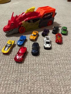 Hot Wheels City Dragon Launch Transporter, Spits Cars From Its Mouth, Gift for Kids 3 Years & up