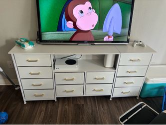 Dresser / entertainment center