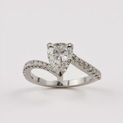 18k White Gold Diamond Pear Shape Ring.