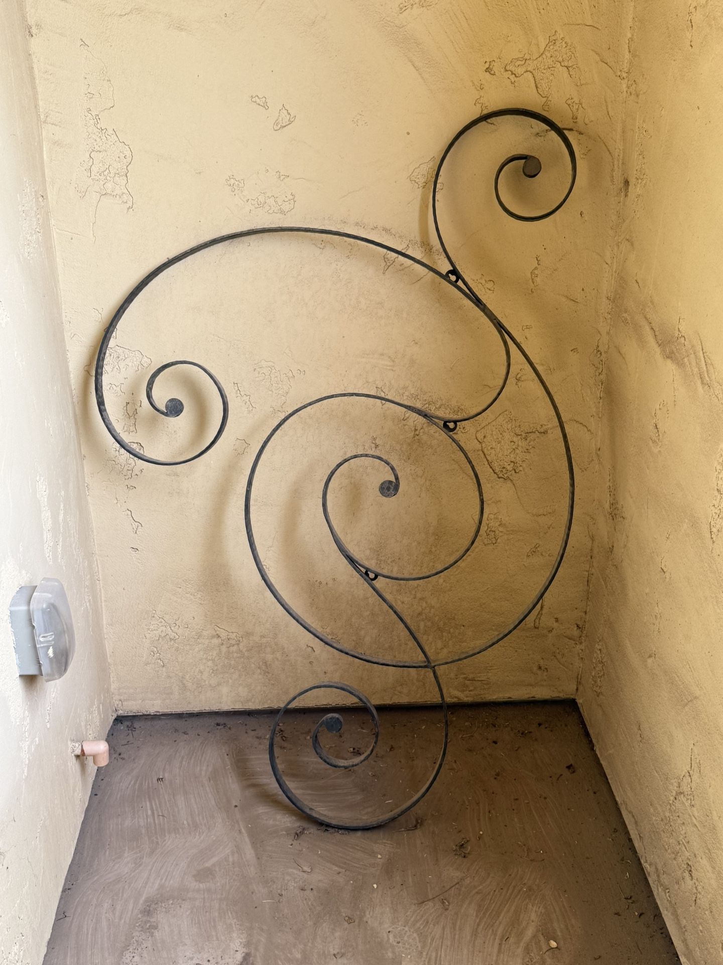 Indoor/Outdoor Metal Wall Décor / Garden Trellis – Large Swirl Design