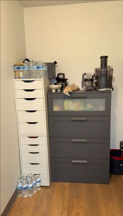 Dresser with 2 drawers