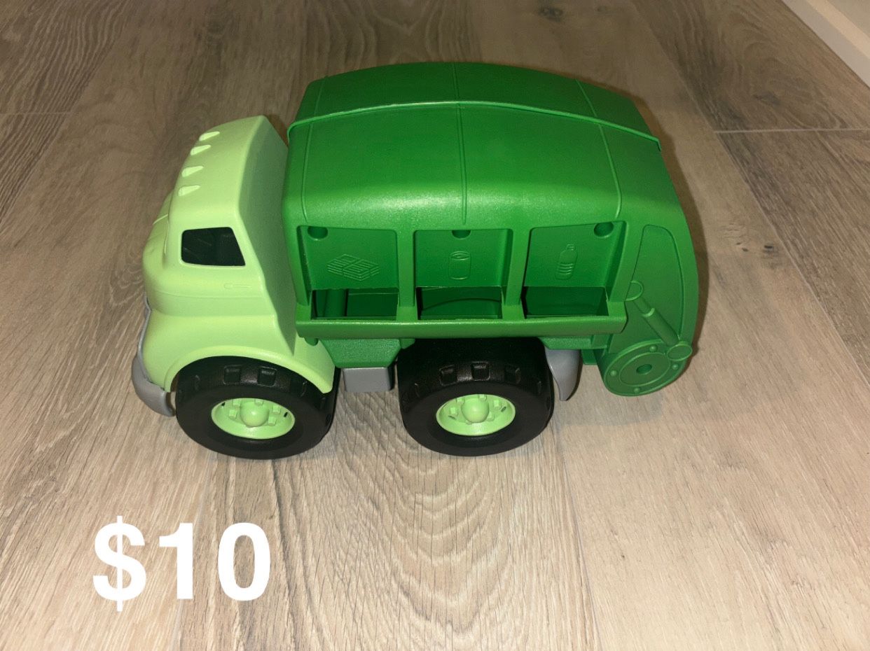 Toy trucks | Camiones de juguete
