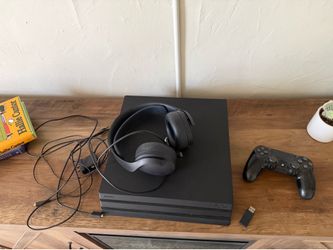 PlayStation 4 + 1 wireless headset & 1 control