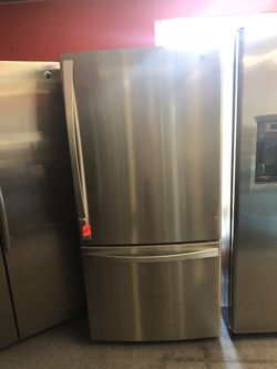 New scratch and dent Kenmore Elite stainless steel bottom freezer fridge. 1 year warranty