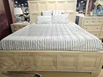 4 pc KING BEDROOM - Modern Classic Bedroom Set!!!